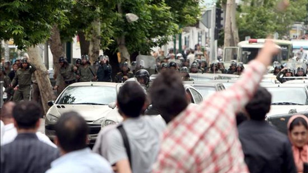 Varios iraníes durante los conflictos que han mantenido con la policía, hoy 13 de Junio, en las calles del norte de TEherán (Irán), despues de que el líder de la oposición acusara al Gobierno de fraude en las elecciones presidenciales. Varios miles de partidarios del candidato reformista Mir Husein Musaví se manifiestan hoy en el centro de Teherán para pedir la anulación de las elecciones presidenciales que dan la victoria al actual mandatario, el ultraconservador Mahmud Ahmadineyad. EFE