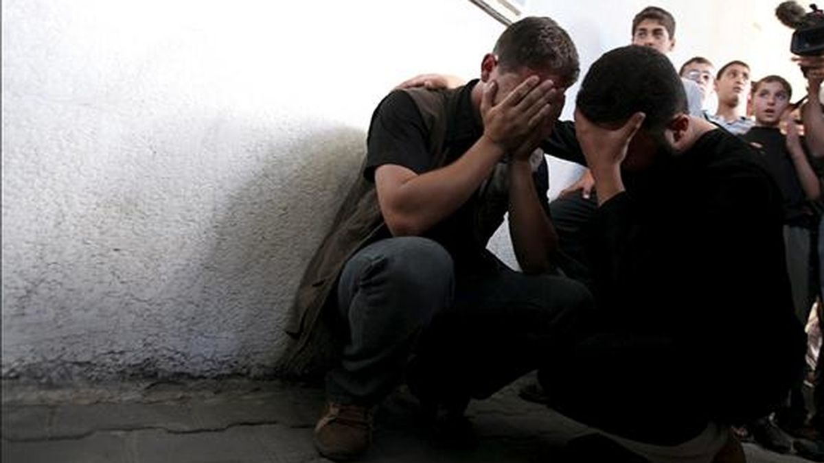 Familiares de tres militantes palestinos muertos lloraban el pasado 1 de junio en el Hospital Kmal Idwan de Jabaliya, norte de la Franja de Gaza. El ejército israelí mató a tres milicianos en un ataque aéreo cuando se disponían a lanzar cohetes contra territorio israelí desde el norte de la franja. EFE/Archivo Familiares de tres militantes palestinos muertos lloraban el pasado 1 de junio en el Hospital Kmal Idwan de Jabaliya, norte de la Franja de Gaza. El ejército israelí mató a tres milicianos en un ataque aéreo cuando se disponían a lanzar cohetes contra territorio israelí desde el norte de la franja. EFE/Archivo