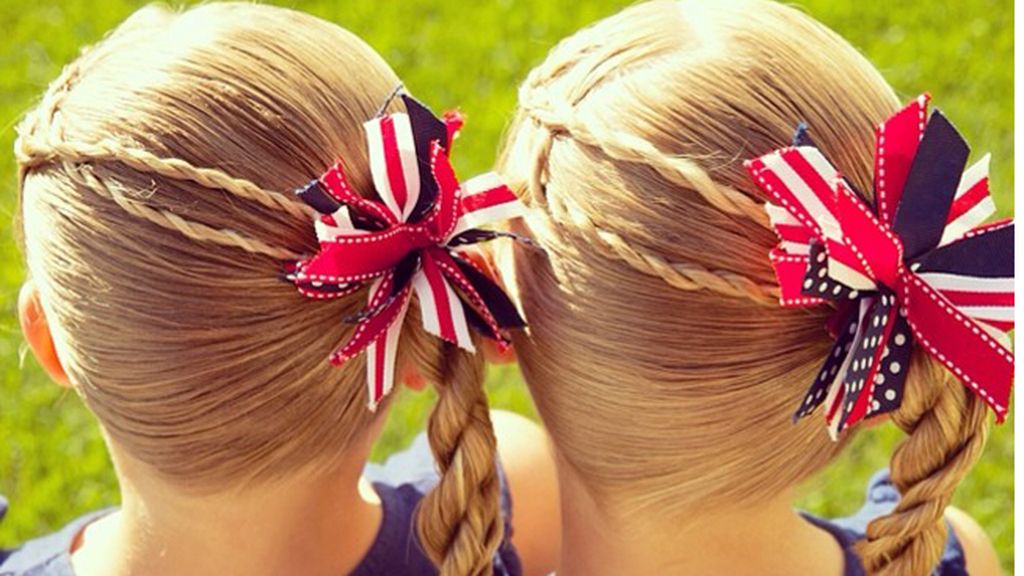 La madre de las pequeñas, Jill Hehat, se encarga de peinarlas