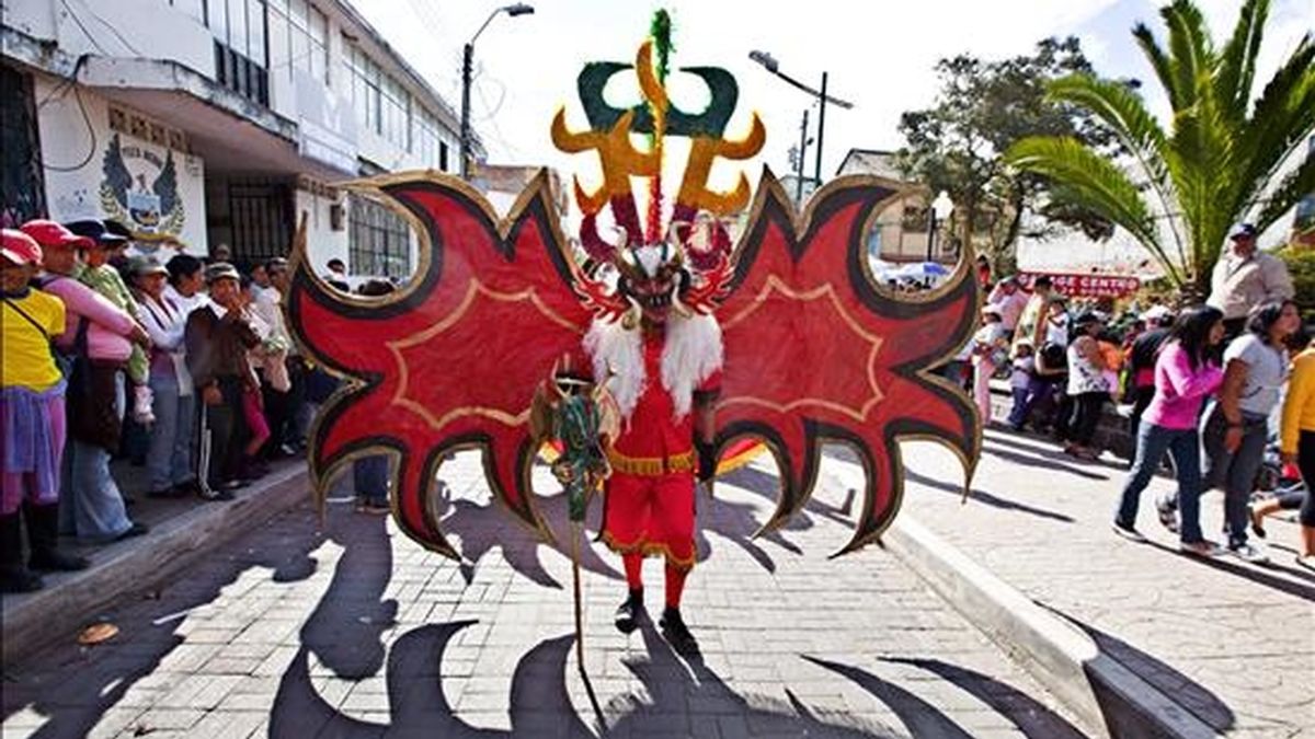 Fotografía que muestra a un hombre disfrazado durante la "Diablada Pillareña" que, parecida a la del Carnaval de Oruro (Bolivia), conserva viva una tradición singular, considerada como parte del acervo patrimonial de Ecuador. EFE