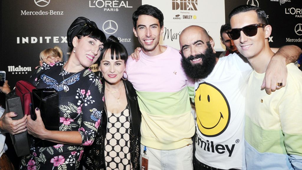 En el kissing room posamos junto a Rossy de Palma, María Escoté y Carlos Díez, vestidos con sudaderas de Modas Cabezón