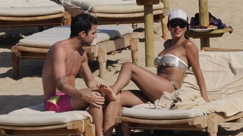 Cesc y Daniella, playa y compras en Cerdeña