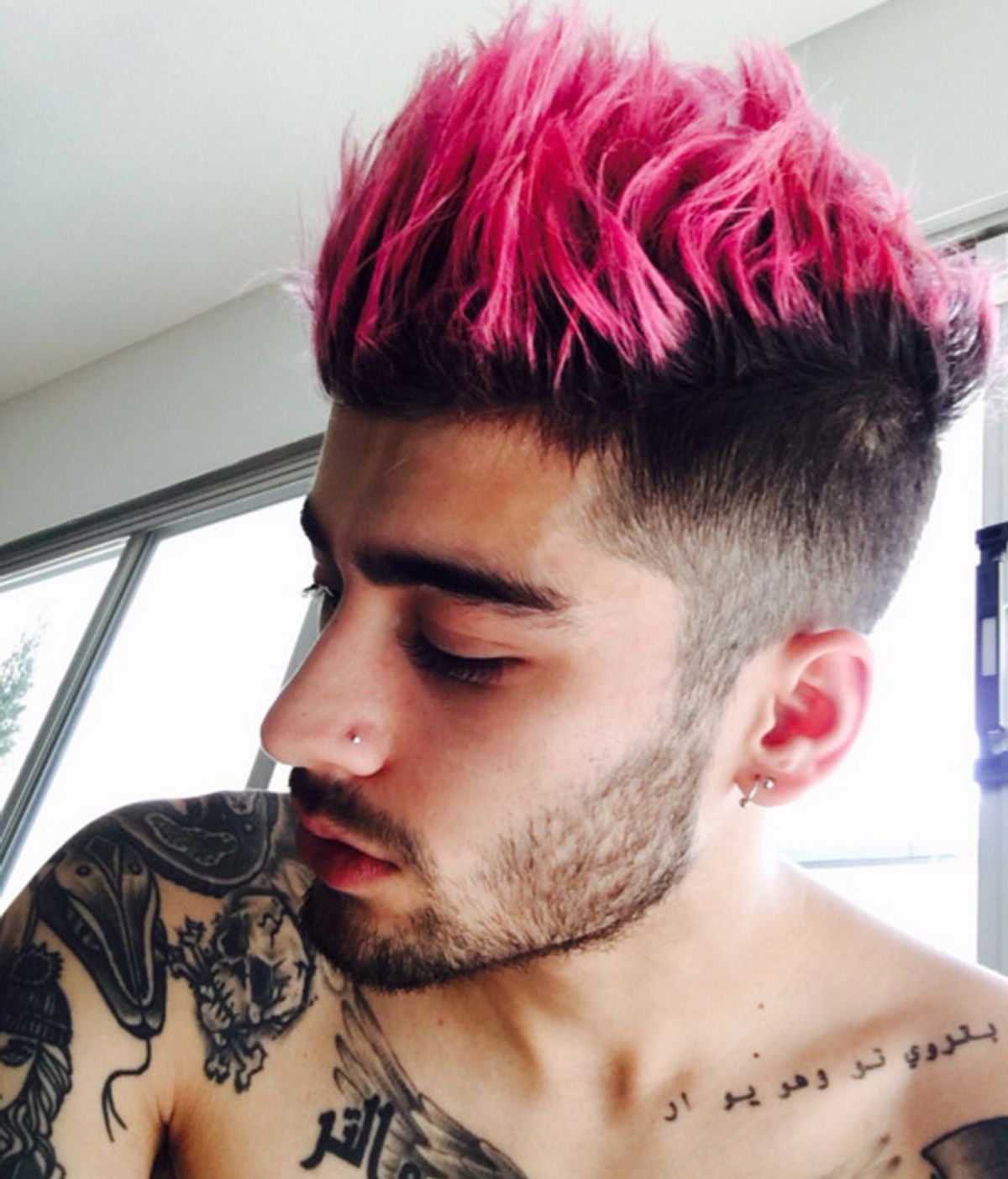 Zayn Malik con una cresta rosa