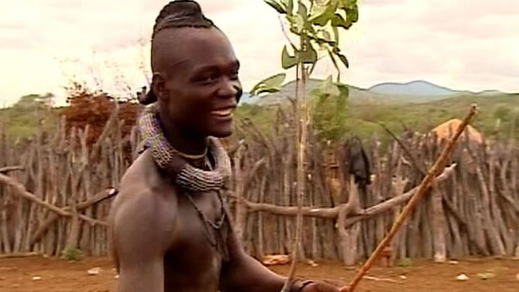 Los Carrión Roldán conocen otra de las costumbres himba, la pelea de palos