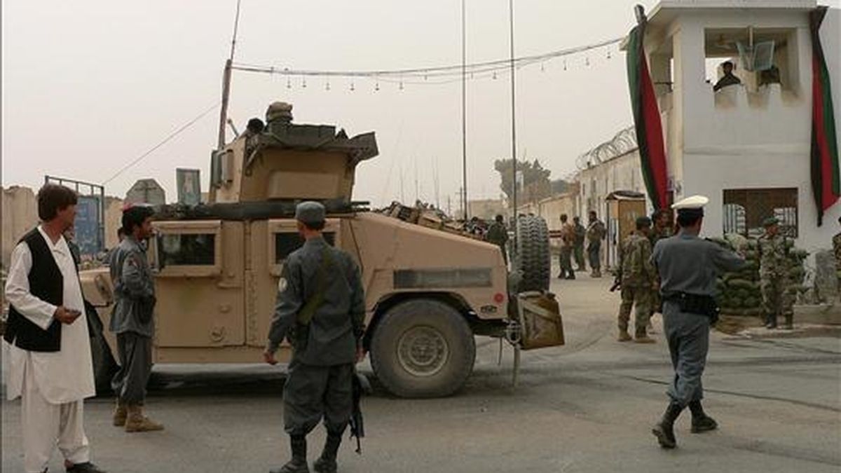 Al menos diez supuestos talibanes han muerto en dos operaciones de las tropas afganas y de la Coalición liderada por EEUU en el este y el sur de Afganistán. En la imagen, soldados estadounidenses y policias afganos vigilan una comisaría de Kandahar después de un doble ataque suicida que causó ocho muertos el pasado 7 de septiembre. EFE/Archivo