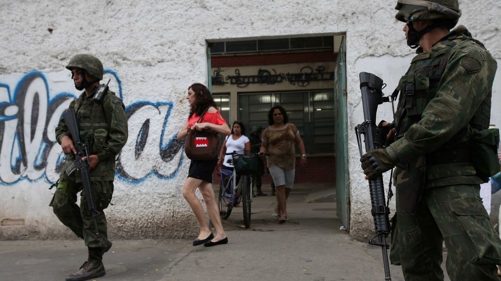 Soldados en un colegio electoral