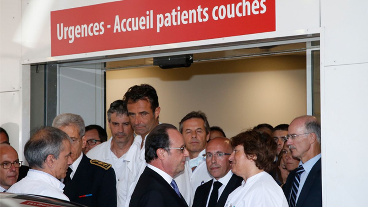 François Hollande visita a los supervivientes del atentado en los hospitales