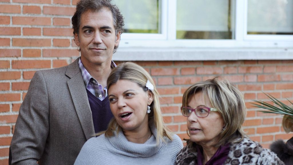 Su novio Carlos no se ha separado de ella ni un segundo