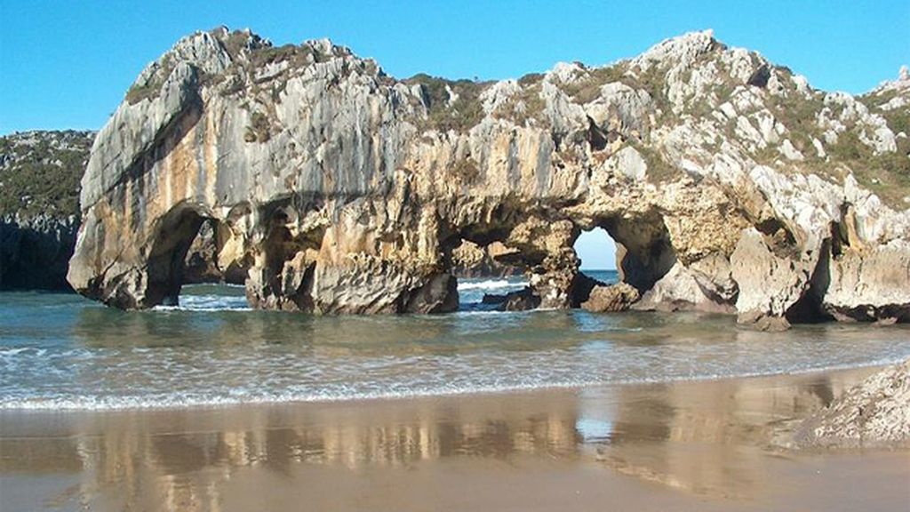 Playa de Cuevas del Mar, Asturias