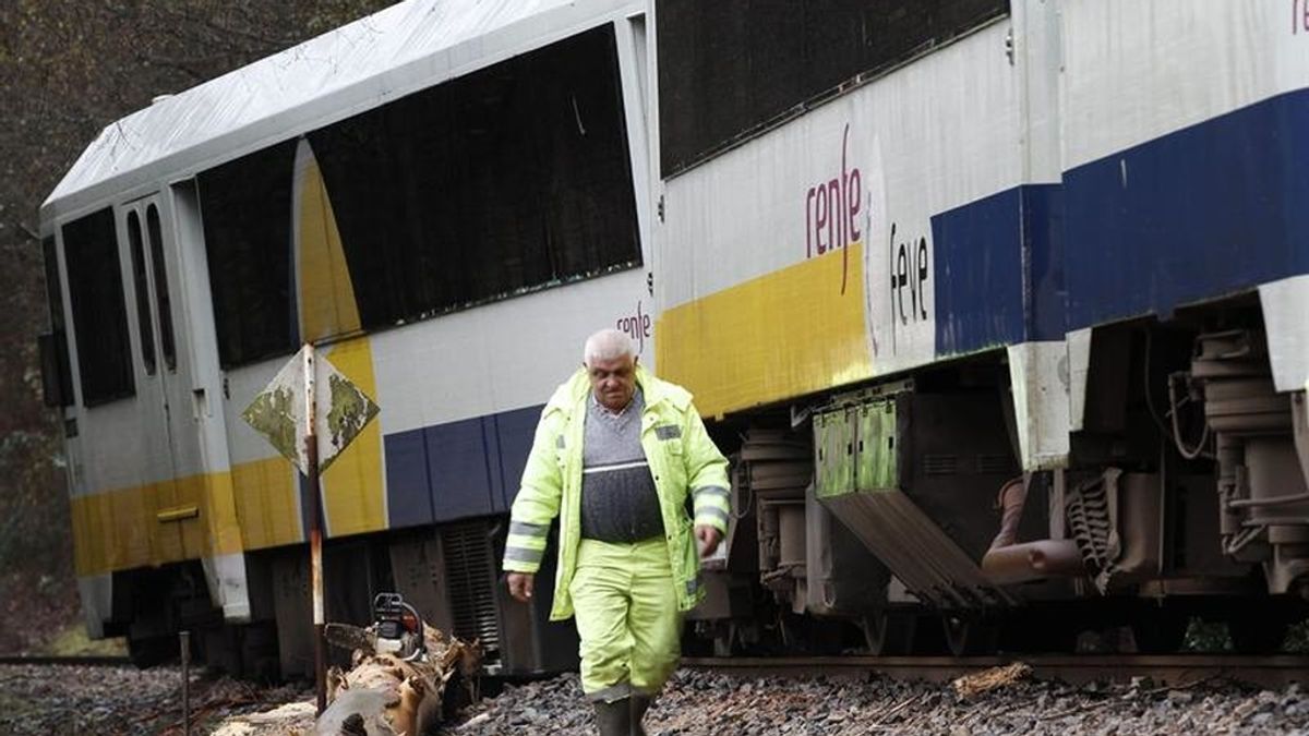 La borrasca provoca el descarrilamiento de un tren en Lugo