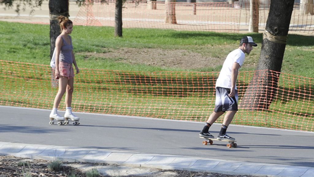 Miguel Ángeles Silvestre y Blanca Suárez, dos skaters en la ciudad