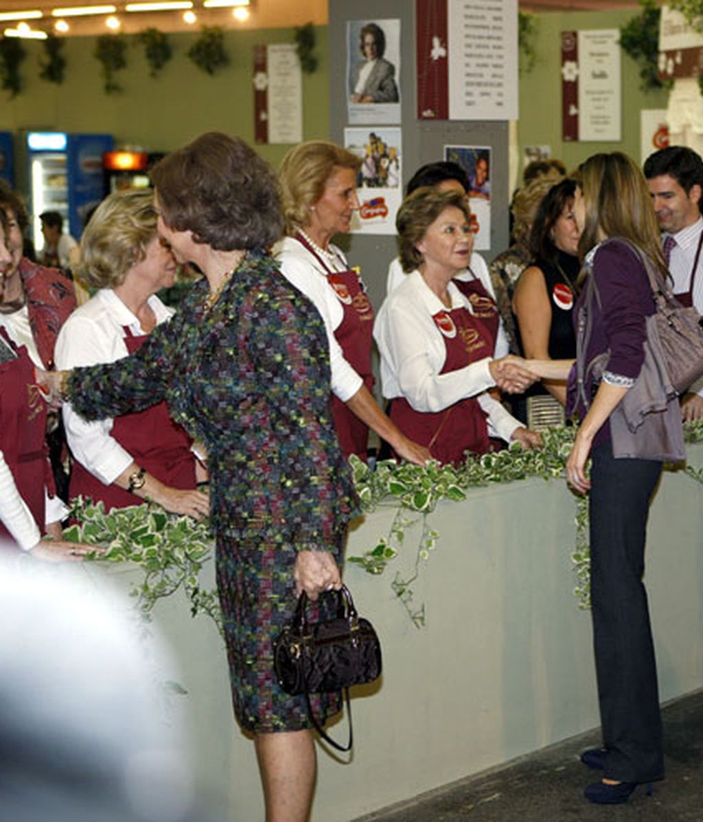 La Reina y la Princesa en el rastrillo de Nuevo Futuro