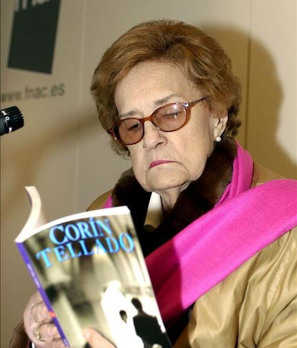 La escritora María del Socorro Tellado López, conocida como Corín Tellado, ha muerto esta madrugada en el Hospital de Cabueñes, en Gijón. Vídeo: ATLAS