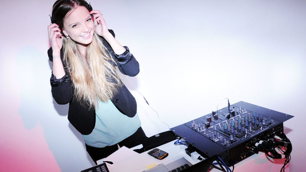 Malena Costa y Eva González, de uñas