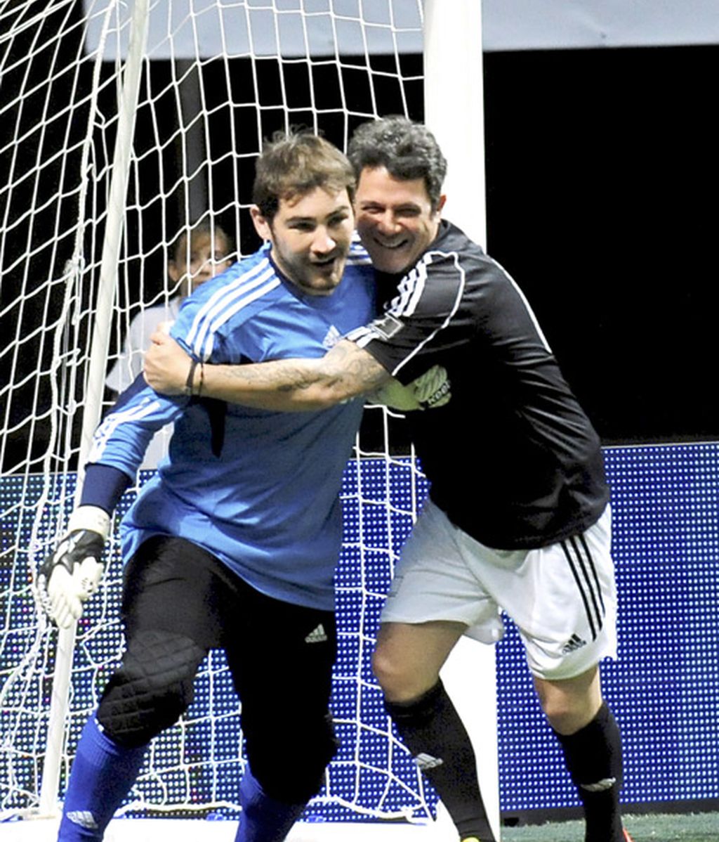 Abrazoterapia de famosos para curar a un Casillas enfermo