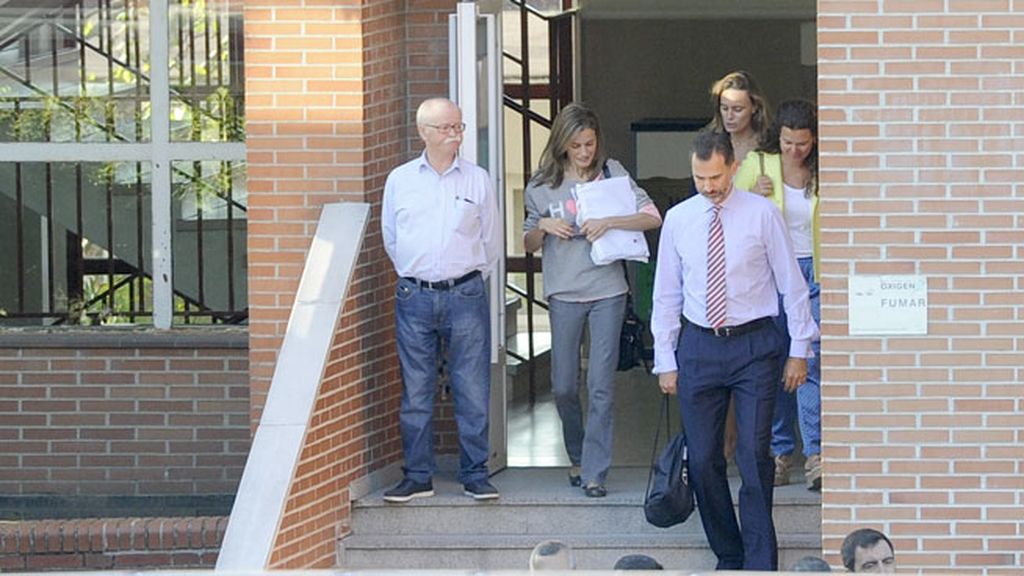 La Familia Real ha saludado a los periodistas desde el coche