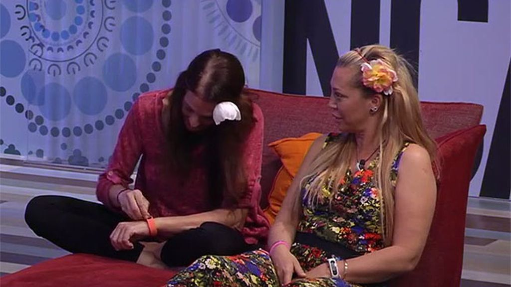 Flores, cena y bailes en la noche de 'Gran Hermano VIP'