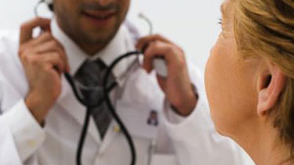 El médico debe transmitir seguridad y confianza al paciente. Foto: GTRES El médico debe transmitir seguridad y confianza al paciente. Foto: GTRES