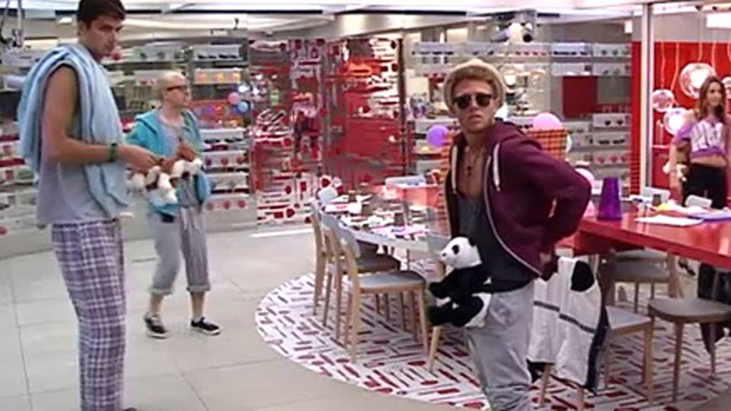 Disfrutando como enanos entre almohadas y peluches