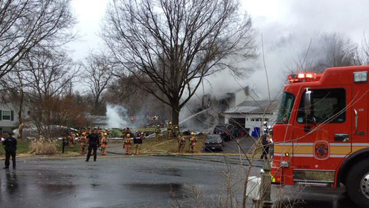 Seis personas mueren al estrellarse un jet contra una casa en Maryland