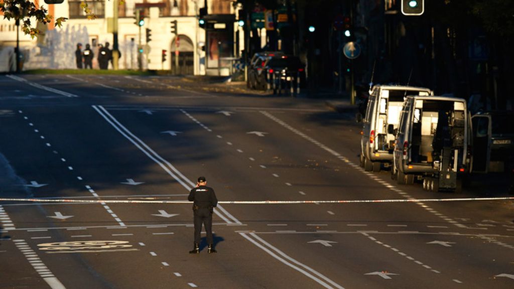 Un hombre estrella su coche contra la entrada principal