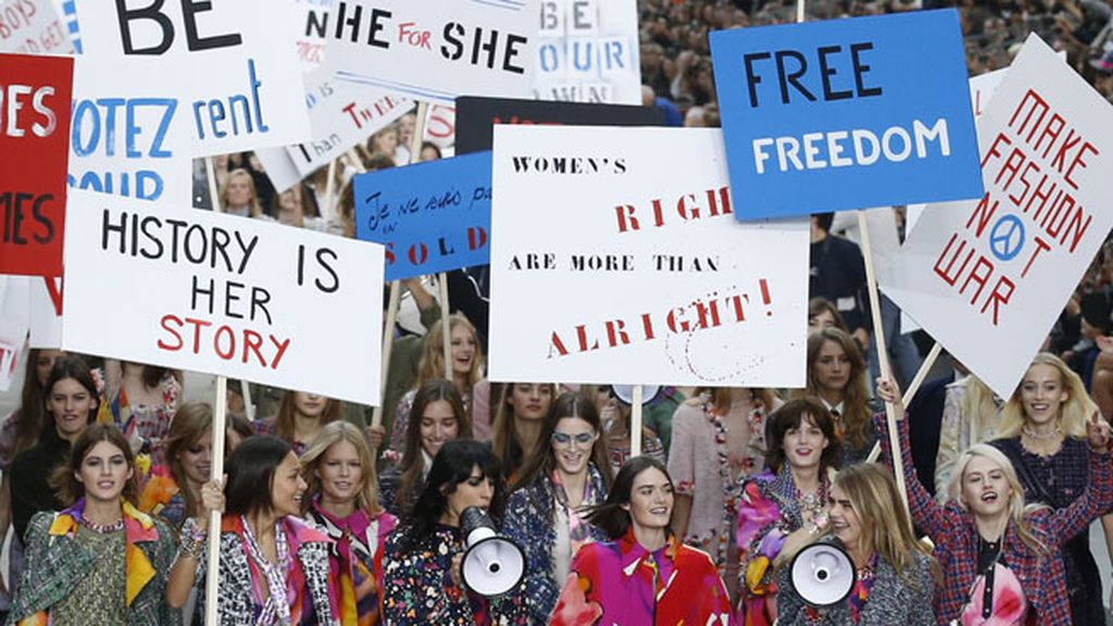 Un desfile por unas reconstruidas calles de París bajo la cúpula del Grand Palais