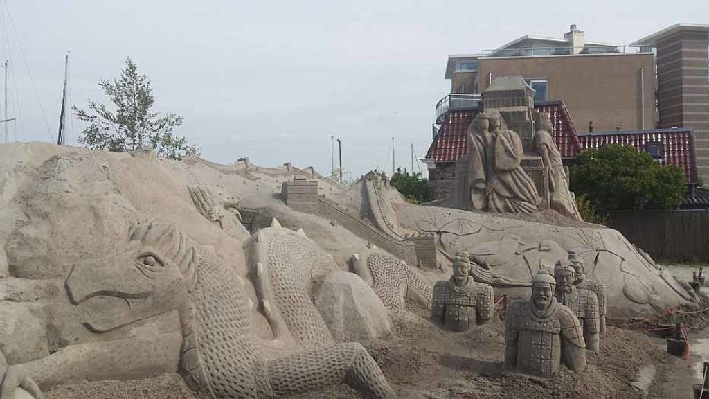 Zand Hotel ha creado dos construcciones de arena para que los turistas pasen la noche