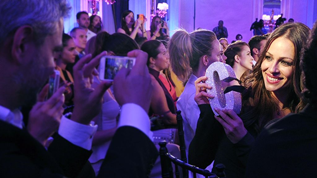 Eva González no dudó en retratarse con su premio para compartirlo con sus seguidores en las redes sociales