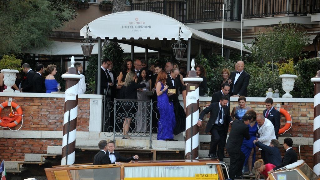 George Clooney y Amal Alamuddin junto a los invitados el día de su boda