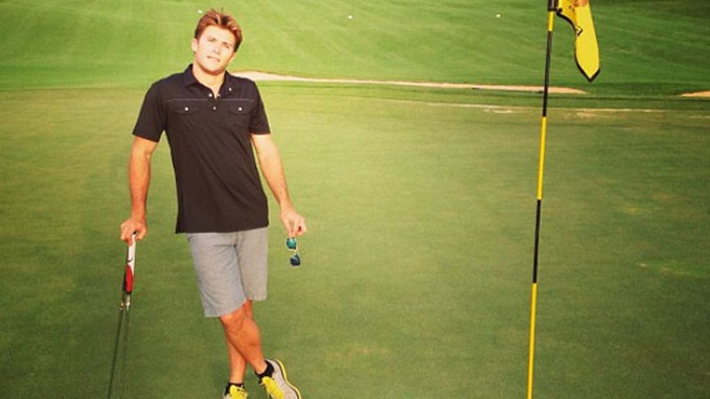 Además de deportes acuáticos, también juega al golf con sus amigos