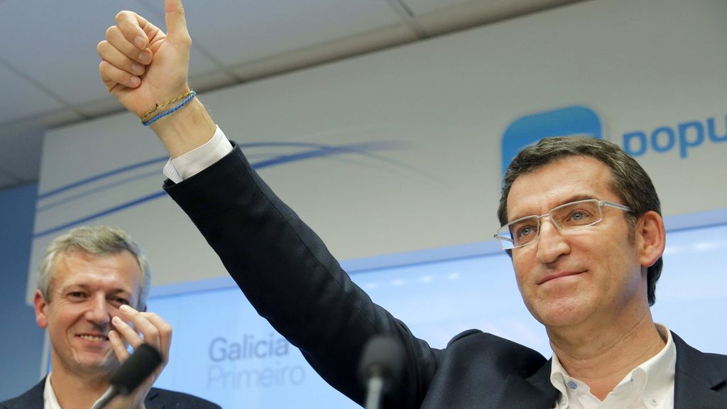 El presidente de la Xunta, Alberto Núñez Feijóo, saluda durante la comparecencia ante los medios