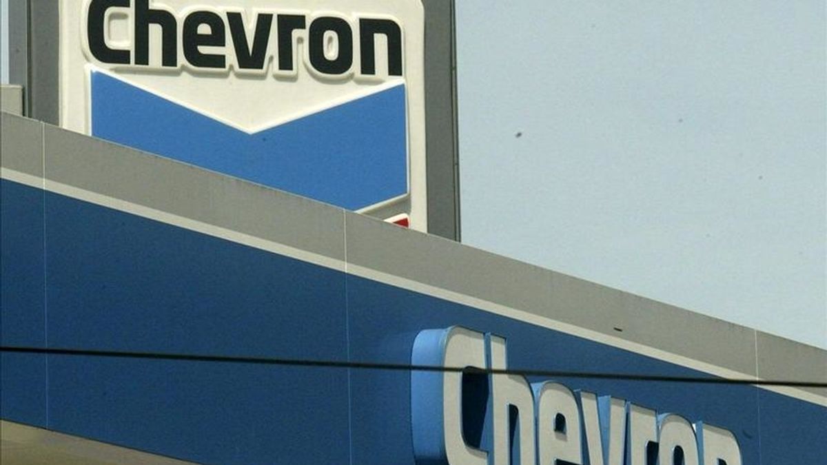 Las decisiones de La Haya y Nueva York llegan después de que a primeros de mes Chevron demandara a docenas de abogados y entidades a los que acusa de participar en una conspiración para "extorsionarle" 113.000 millones de dólares con este litigio. EFE/Archivo Las decisiones de La Haya y Nueva York llegan después de que a primeros de mes Chevron demandara a docenas de abogados y entidades a los que acusa de participar en una conspiración para "extorsionarle" 113.000 millones de dólares con este litigio. EFE/Archivo