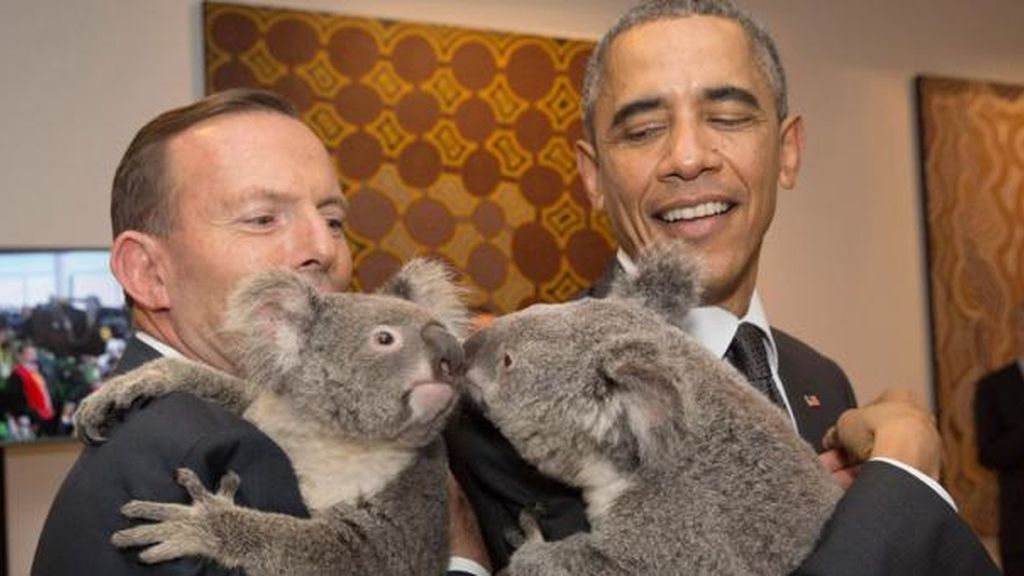 Barack Obama y Tony Abbot, cada uno con un koala en brazos