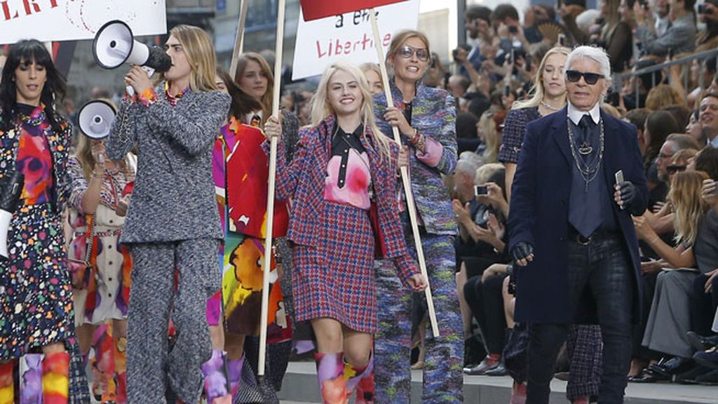 Pancartas, megáfonos... Chanel apuesta por el 'girl power' en la París Fashion Week