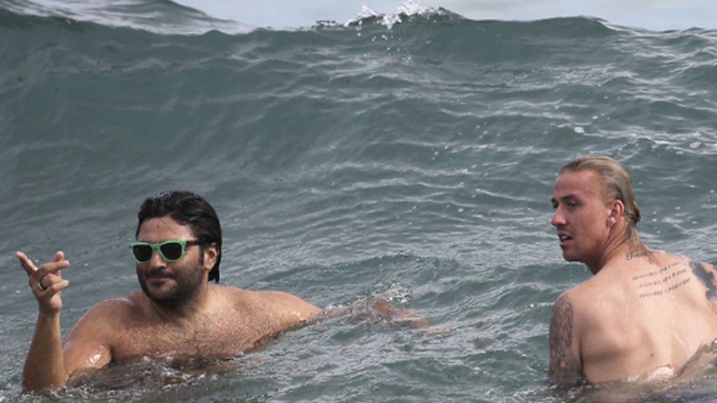 Guti, en Ibiza sin Romina, se vuelca en un peludo amigo