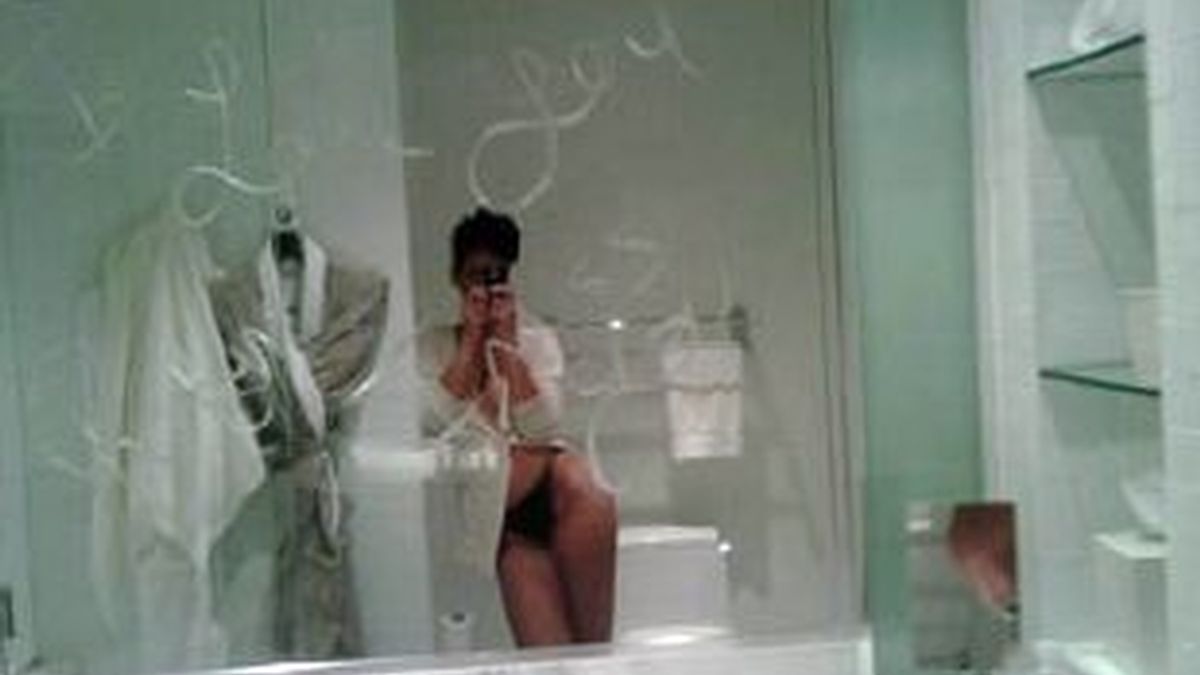Una de las fotografías que han sido publicadas en internet que identifica a la chica como la cantante Rihanna.
