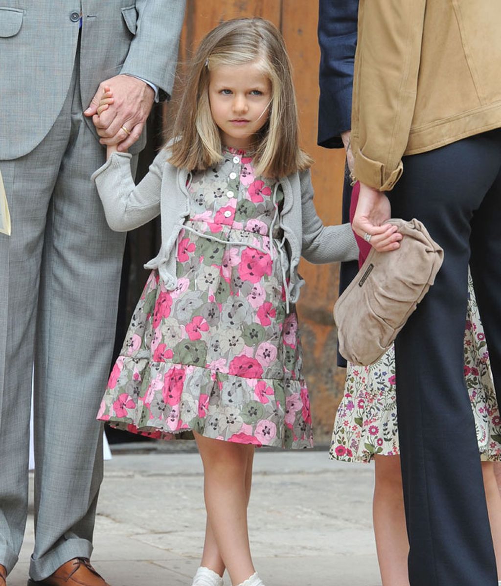 El Príncipe Felipe acude a la misa de Pascua con las mujeres de la casa