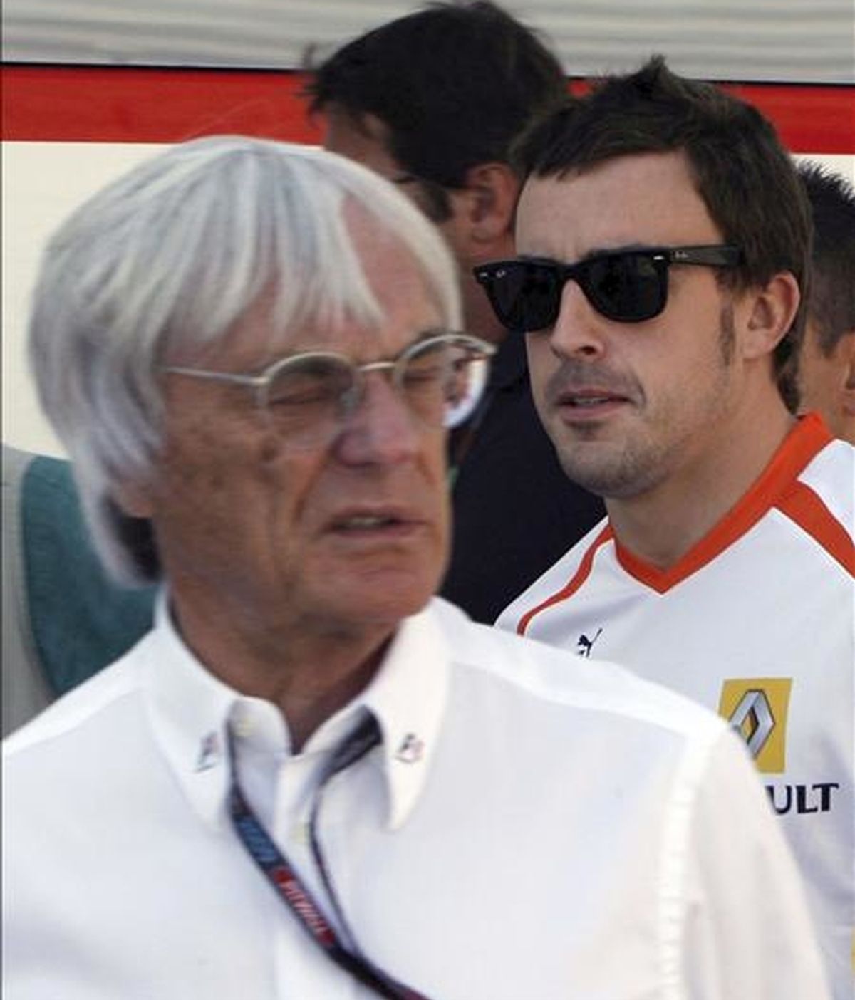 El piloto español Fernando Alonso (d) pasa junto al magnate británico de la F-1 Bernie Eclestone en el circuito ubano de Valencia el 23 de agosto pasado en el Gran Premio de Europa de Fórmula Uno. EFE/Archivo