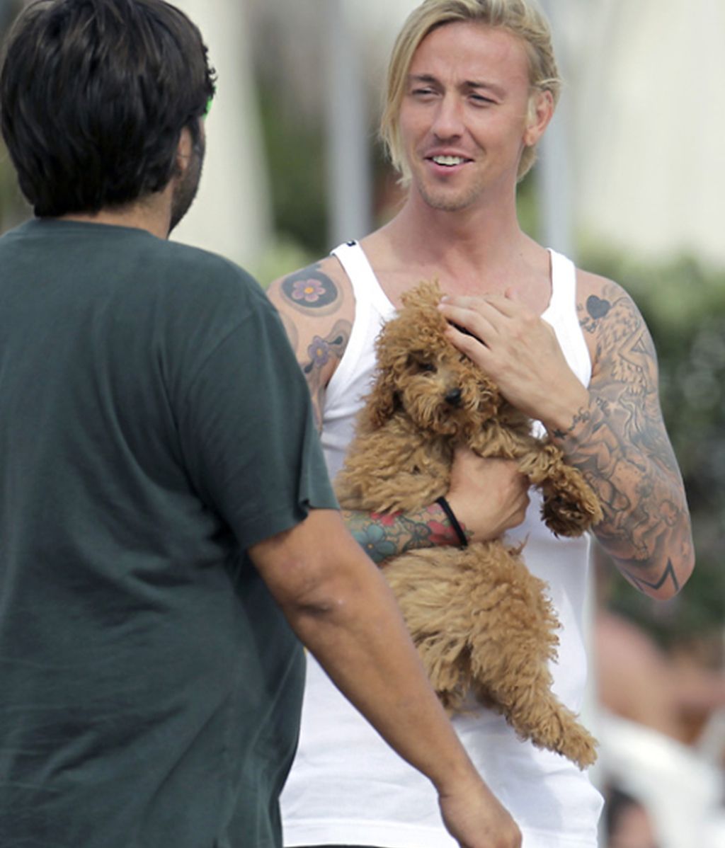 Guti, en Ibiza sin Romina, se vuelca en un peludo amigo