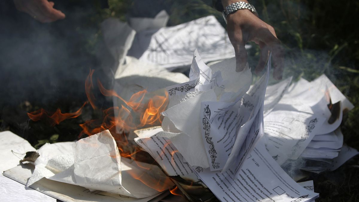 Soldados ucranianos queman papeletas