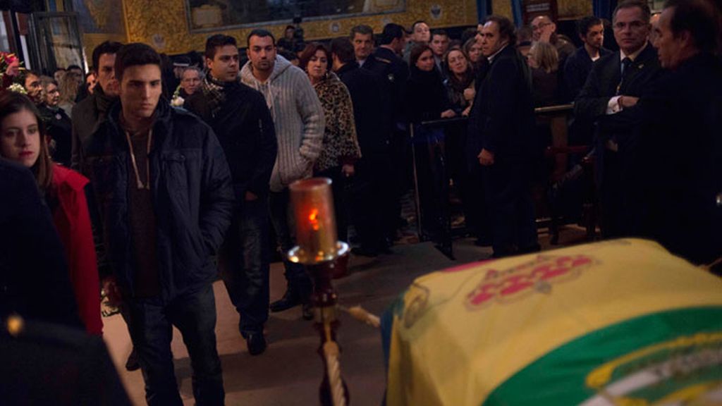 Miles de vecinos han visitado durante esta madrugada la capilla ardiente