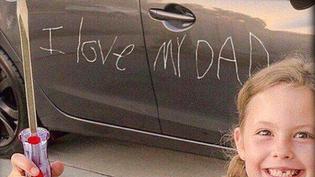 ¿Qué hay que hacer cuando un niño  hace una trastada, enfadase o reírse?