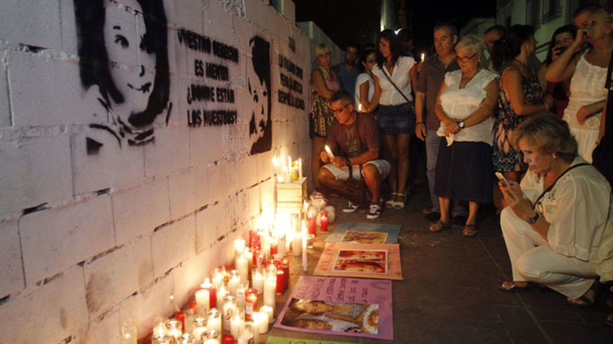 Más de un centenar de personas enciende velas por Ruth y José en Córdoba