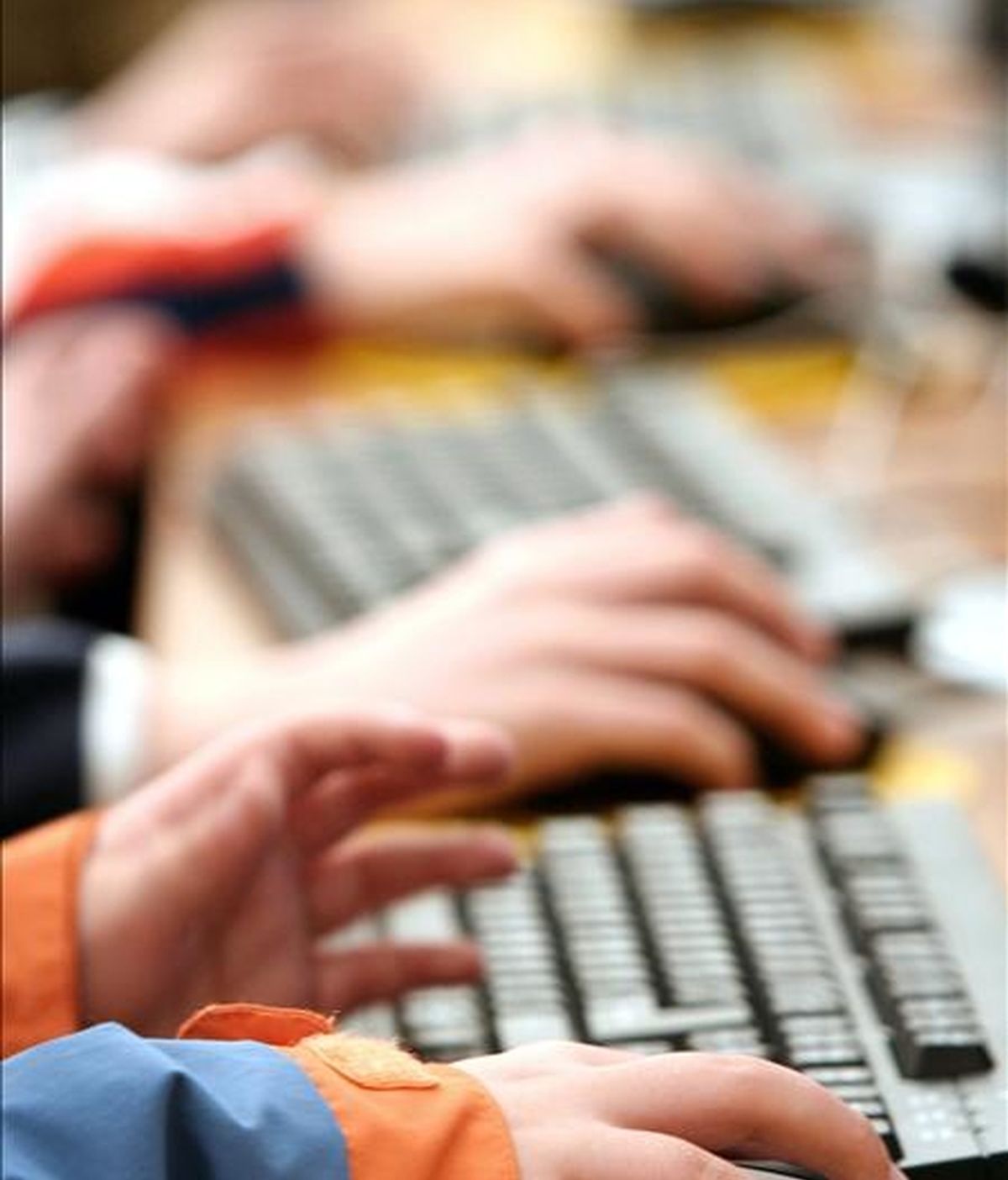 Detalle de la mano de un niño jugando con un ordenador. EFE/Archivo