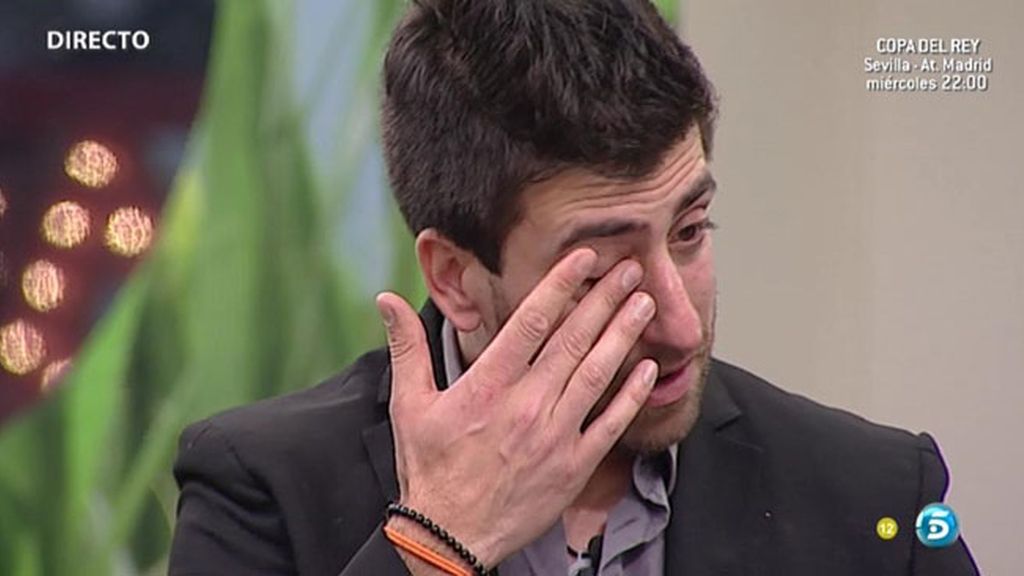 Un peluche y una foto de su hijo emocionan a Igor