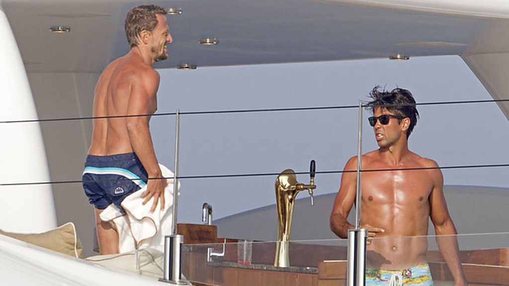 Fernando Verdasco y Sete Gibernau se montan una fiesta en el yate por Ibiza