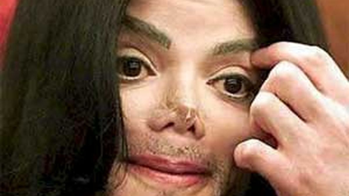 Michael Jackson presentaba tatuajes estéticos en los labios y en las cejas.
