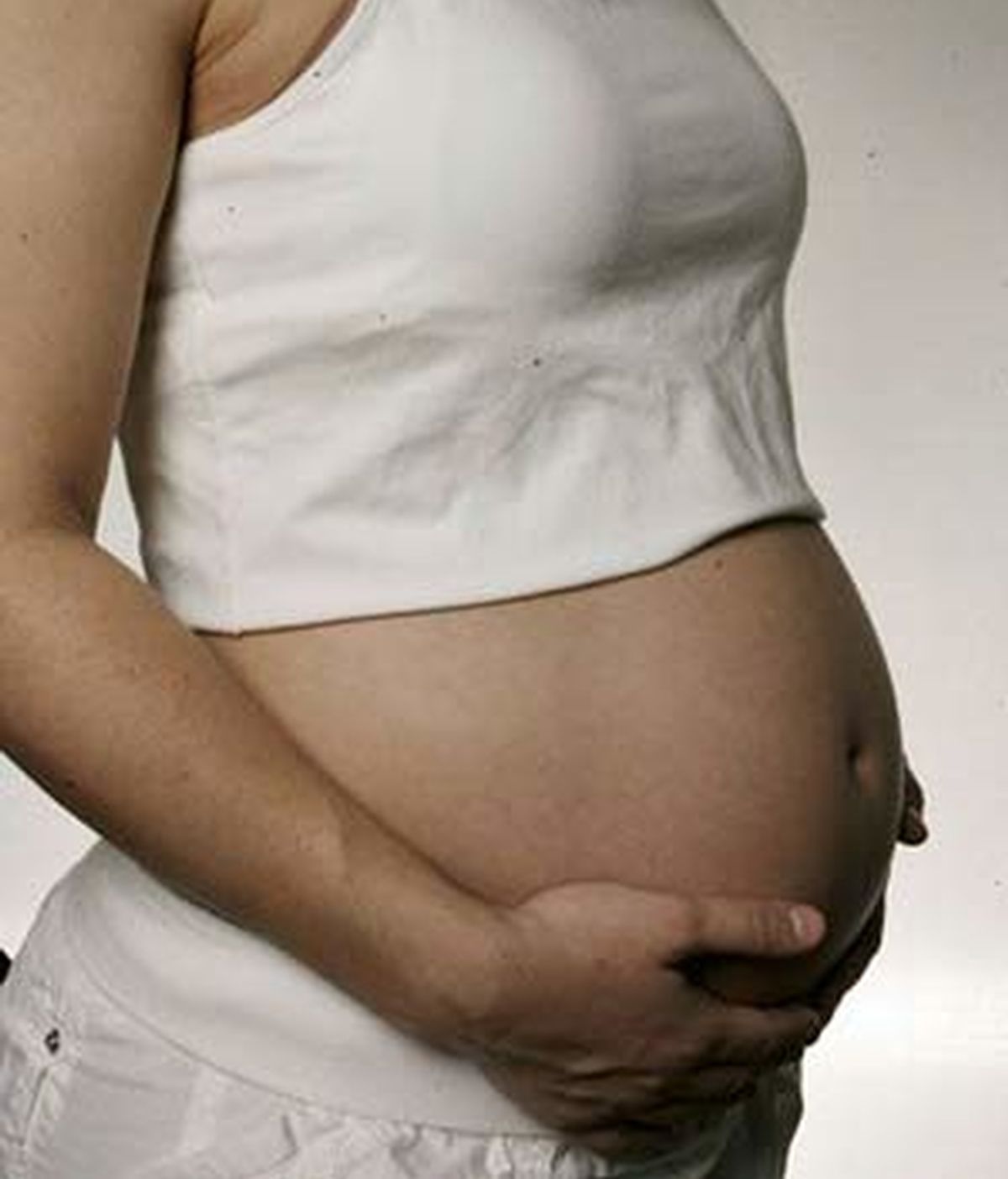 Beber durante el embarazo perjudica la fertilidad del feto. Foto. EFE