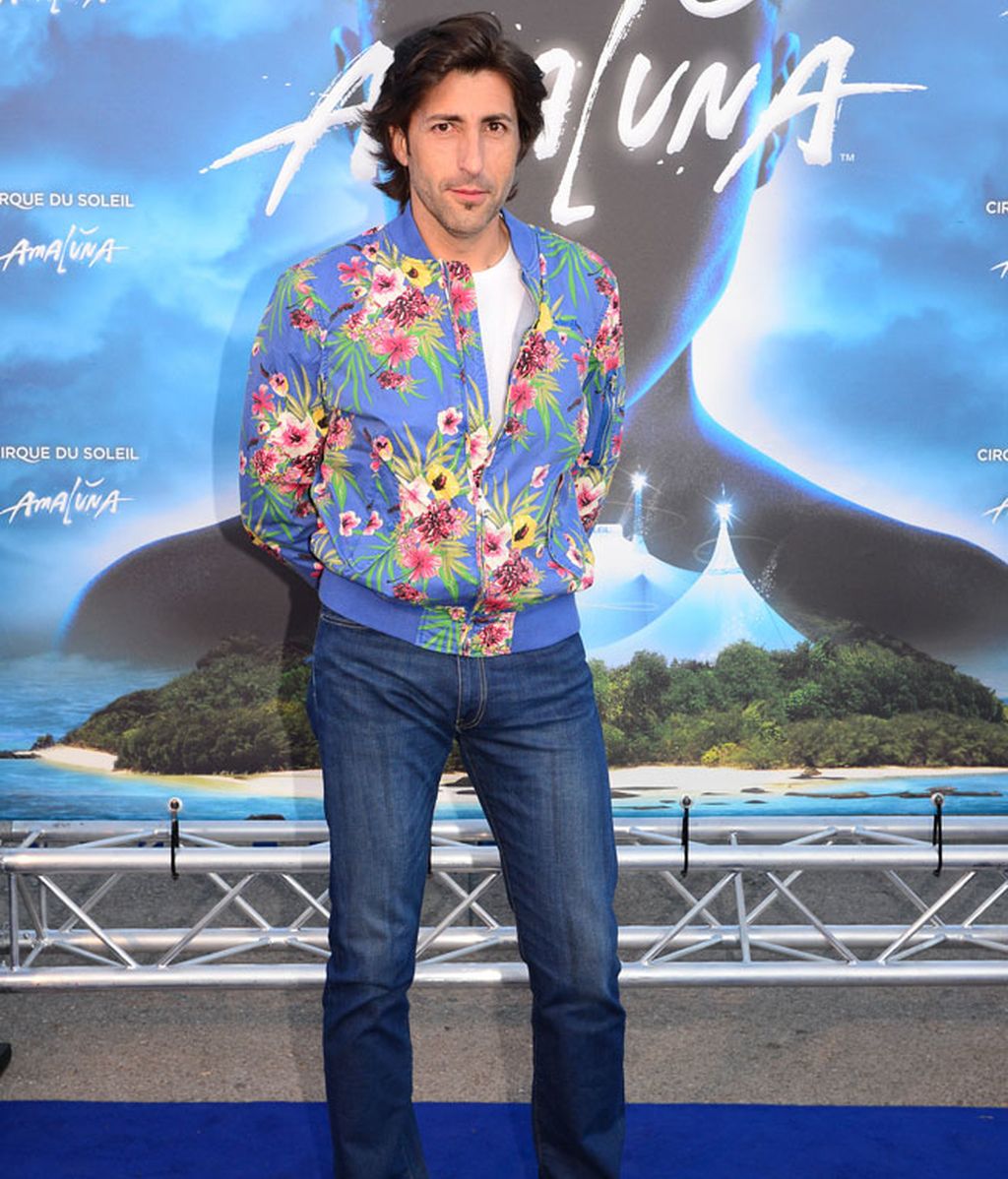 El presentador Fernando Ramos, con chaqueta de flores