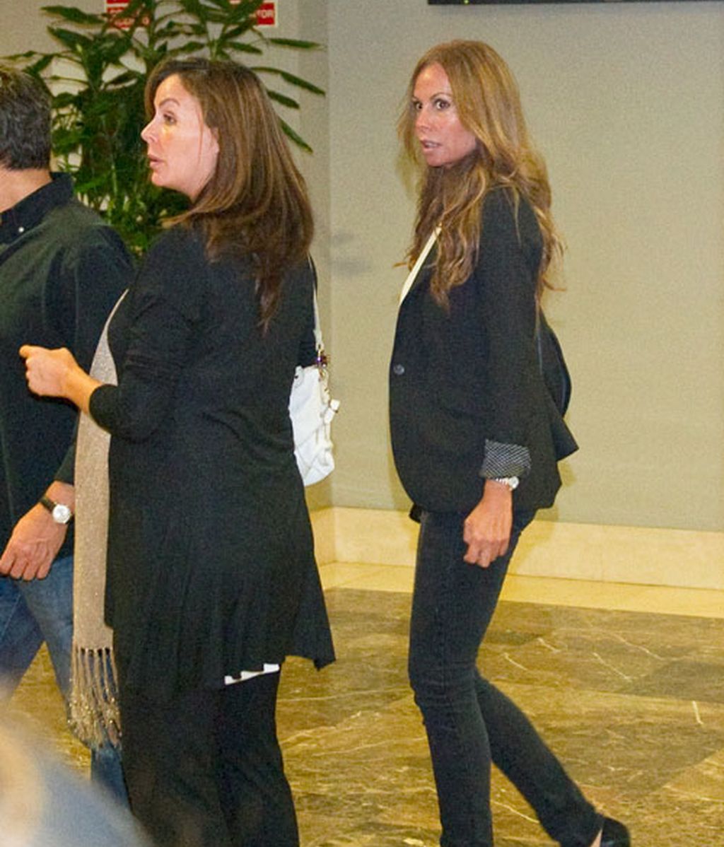 Isabel Preysler, rodeada de familia y amigos en el funeral de su hermana